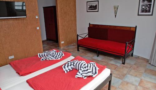 Family Room (2-4 Adults)