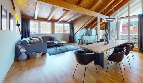 Apartment with Mountain View