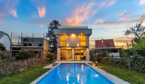 Villa with Garden View