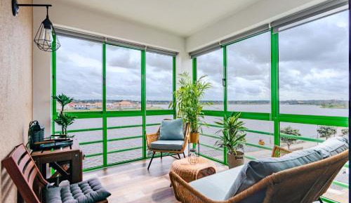 Apartment with Lake View