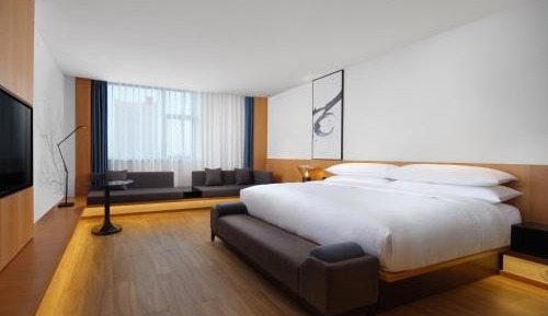 Superior King Room with City View