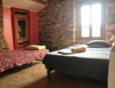 Basic Triple Room with Shared Bathroom