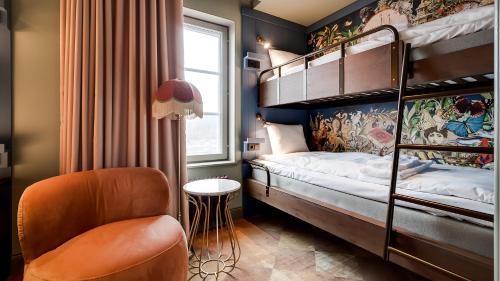 Superior Curiosa - min 25 years of age acceptable