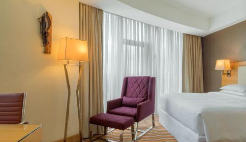 Corner King Room with City View