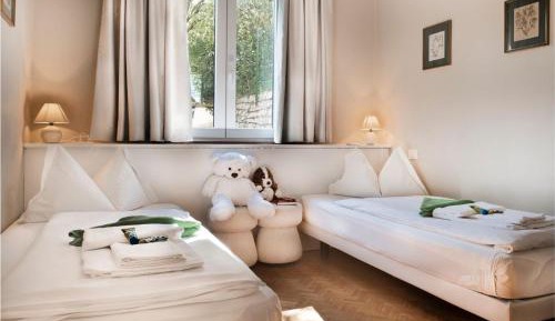 Family Room (2 Adults + 2 Children)