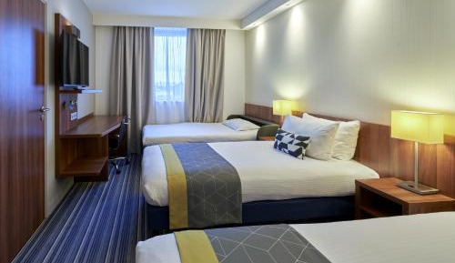 Standard Room With 2 Single Beds And 1 Sofa