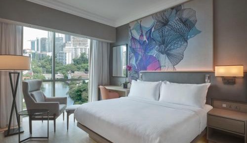 Grand Deluxe Waterfront King (Newly Renovated Room)