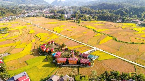 Deluxe Room (2 Adults + 1 Child)