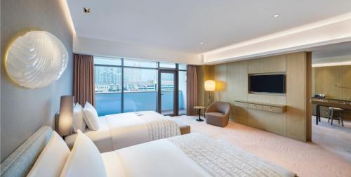 Family Suite, 1 Bedroom Suite, 3 Doubles, City view, Balcony