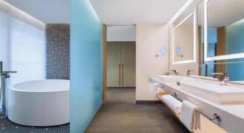 Discovery Seaview Suite, 1 Bedroom Suite, 1 King, Ocean view,  Balcony