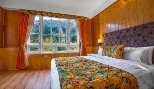 Suite Family Room with Mountain View