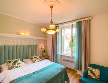 Deluxe King Suite with Castle View