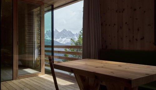 Apartment with Mountain View