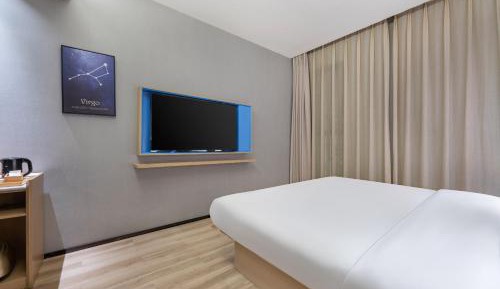 Queen Room (Interior Window)