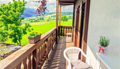 Apartment with Mountain View