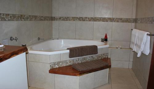 Queen Suite with Mountain View