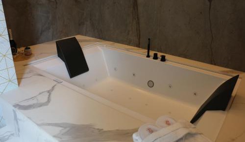 Queen Suite with Spa Bath
