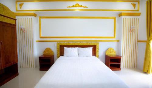 Deluxe Room (2 Adults + 1 Child)