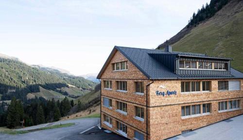 Apartment with Mountain View