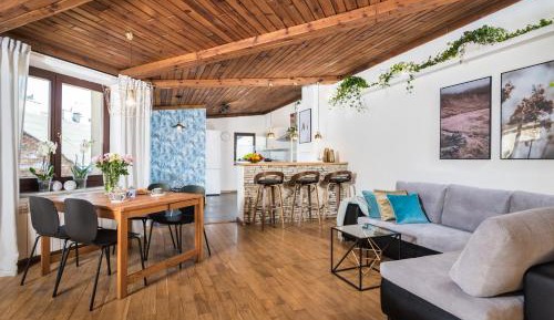 Five-Bedroom Deluxe Apartment