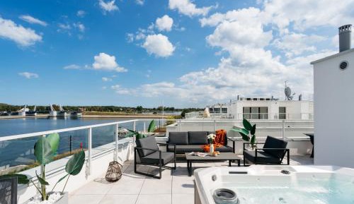 Deluxe Apartment with private roof terrace and  jacuzzi