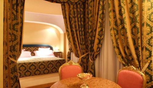 Deluxe Suite with Spa Bath