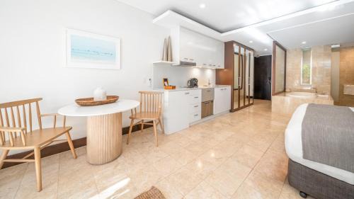 Studio with Pool Access