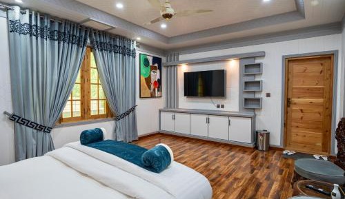 Deluxe Room (2 Adults + 1 Child)