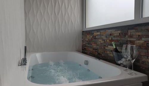 Queen Suite with Spa Bath