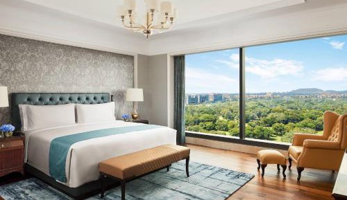 Premier Suite King Room with Club Lounge Access