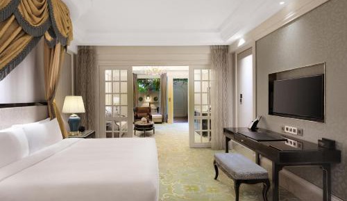 One-Bedroom King Suite with Courtyard View