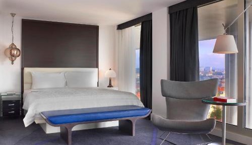 Corner King Suite with City View - Club Lounge Access