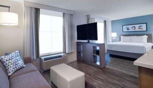 King Studio Suite with Sofa Bed, Kitchen and Tub - Disability Access
