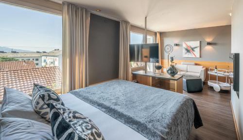 Junior Suite with Balcony and Fireplace