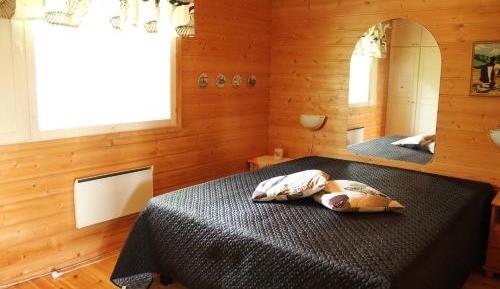 Three-Bedroom Cottage with Garden View