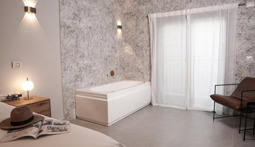 Deluxe Room with Hot Tub