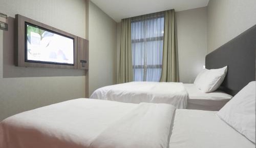 Deluxe Family Room