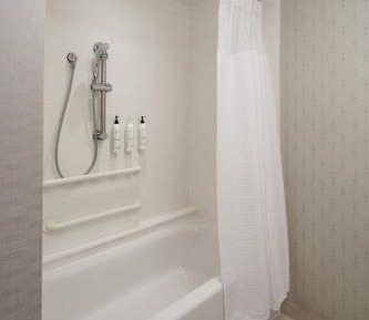 King Suite with Trundle Bed and Adapted Tub - Mobility Accessible