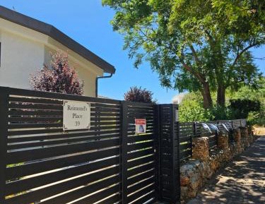 Apartment with Mountain View