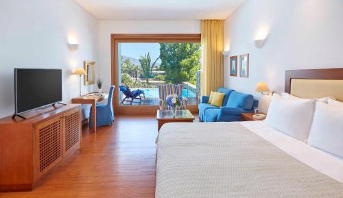 Luxury Suite Front Sea View with Shared Pool