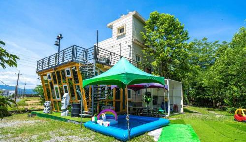 Family Room with Garden View