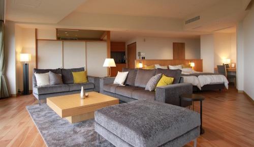 Apartment with Mountain View