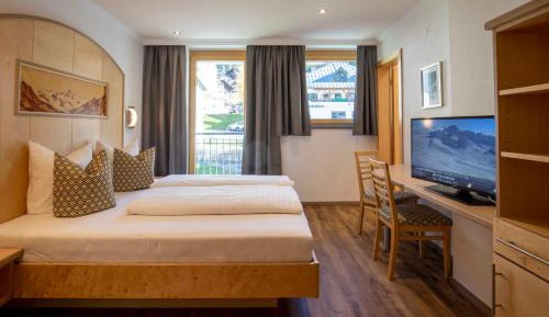 Comfort Three-Bedroom Apartment with Balcony