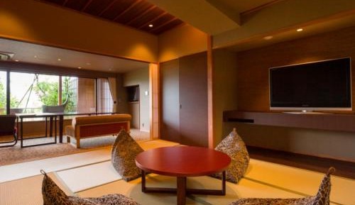 Fukuchi A Japanese Western Room with Open Air Bath, Mt. Fuji View - 2 Single Beds, 3 Japanese Futons