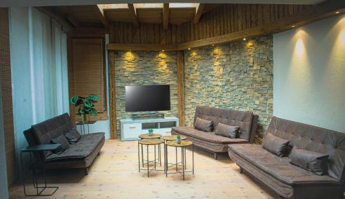 Three-Bedroom Apartment with Bathroom