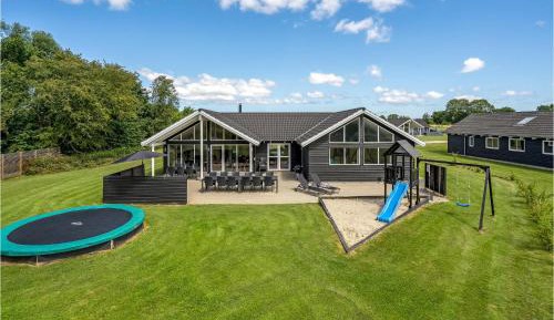 Seven-Bedroom Holiday Home