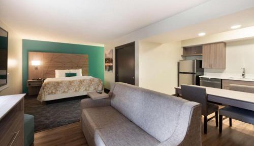 King Suite with Bath Tub, Sofa Bed and Full Kitchen - Disability Access/Non-Smoking