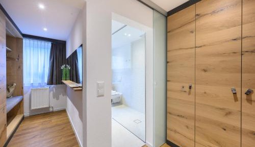 Deluxe Double Room Lakehouse 8