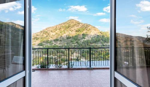 Apartment with Mountain View