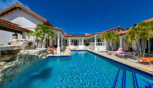 Pool side Villa 2 with Private Garden Hot Tub XXL
